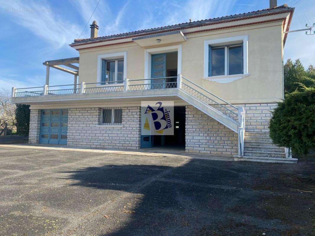 Maison à MAGNAC-SUR-TOUVRE