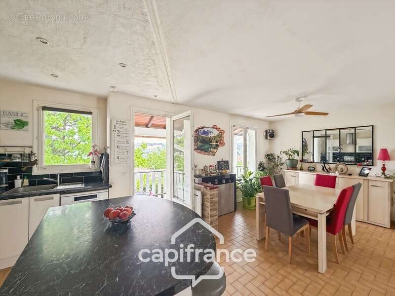 Maison à vendre Sur les hauteurs de Givors avec une Vue panoramique sur le Rhône - photo 9