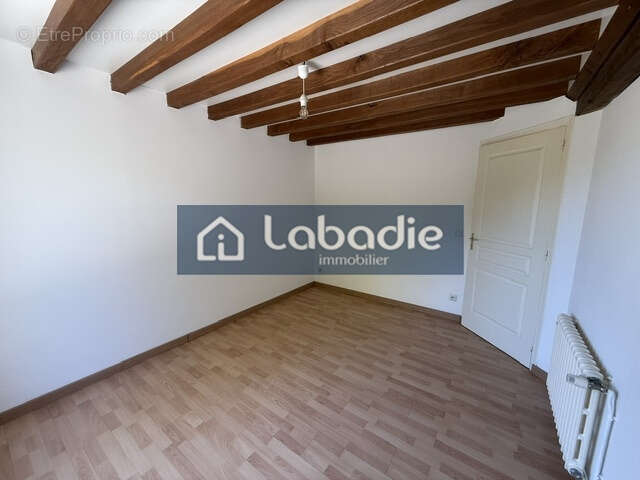 A 5km de Vire, longère en pierres de 70m2 en parfait état sur un terrain de 2000m2. - photo 5