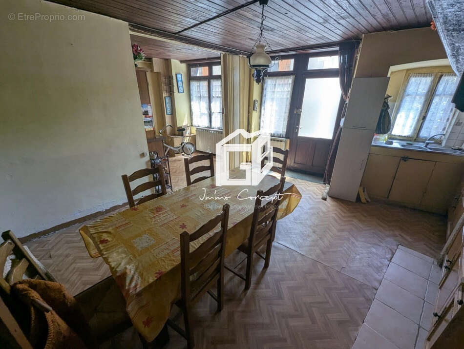 Maison à SALLES-CURAN