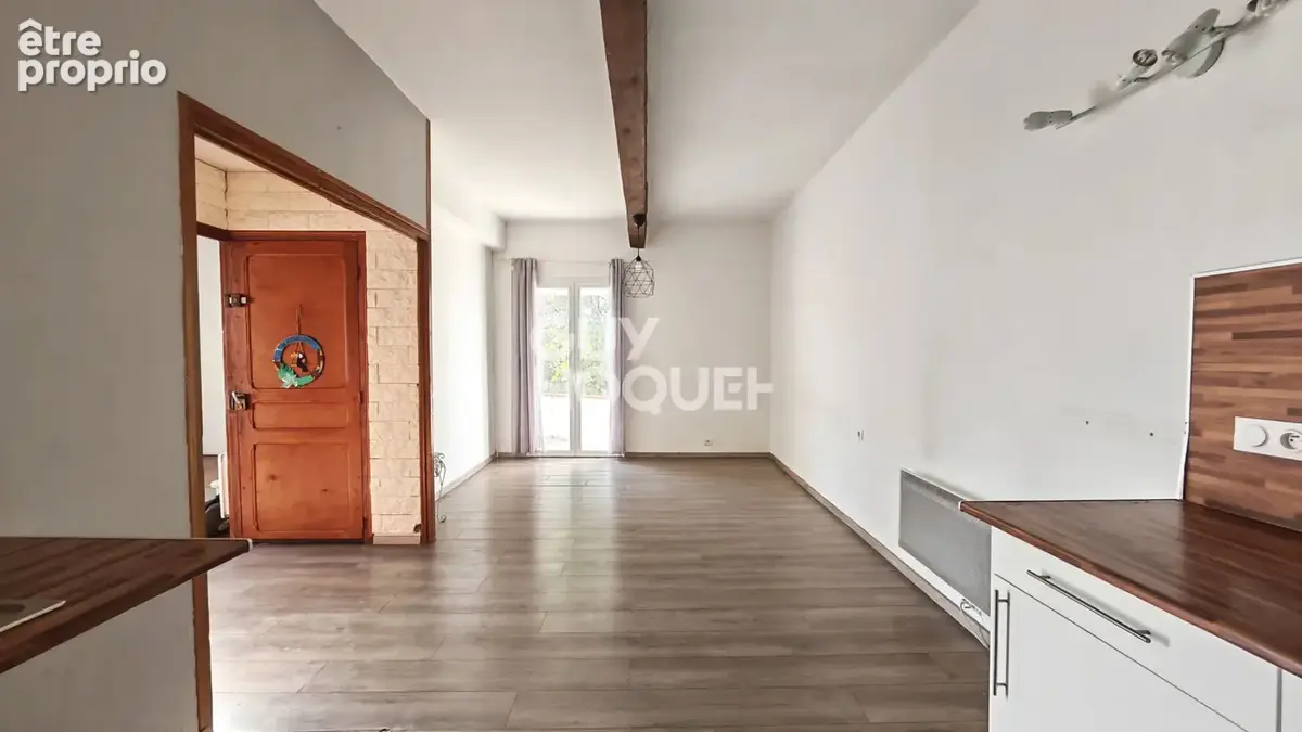 CANOHES (66680) A vendre, maison de village, 4 pièces avec belle terrasse et 2 grands garages. - photo 4