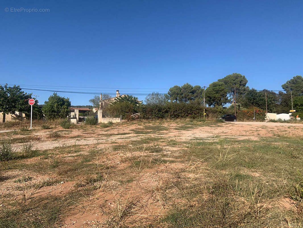Terrain à POURRIERES