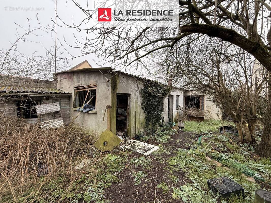 Terrain à LES MUREAUX