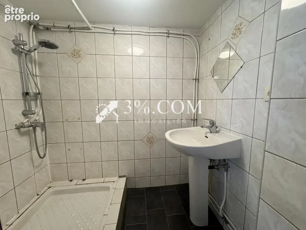 3%COM Appartement F5 en triplex avec cave - photo 8