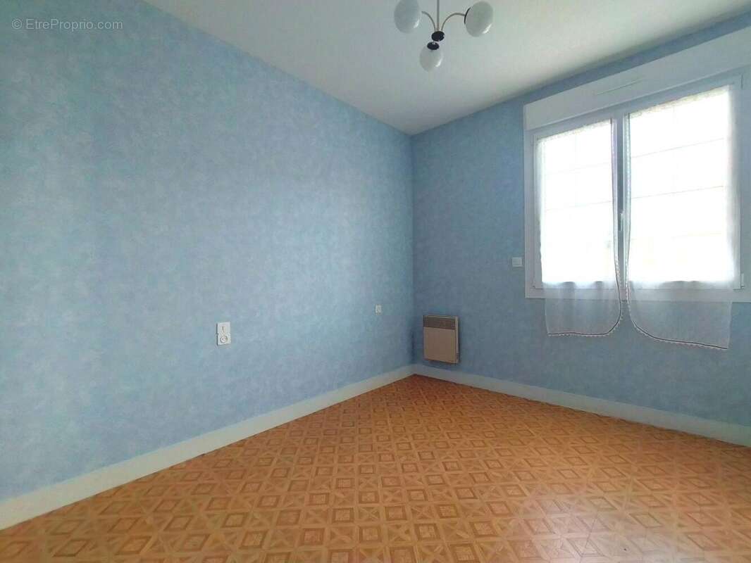 Pavillon sur sous-sol à vendre à Villaines la Juhel chambre - Maison à VILLAINES-LA-JUHEL