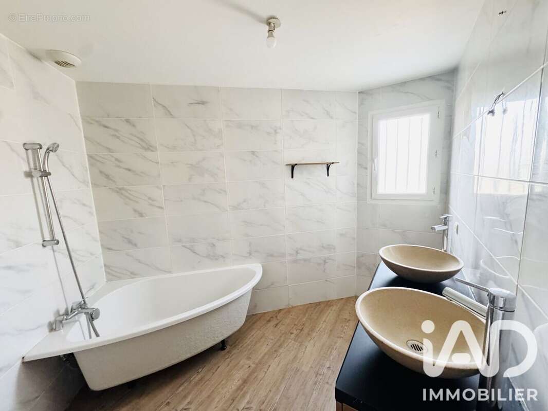 Maison 146 m² à Sainte-Agathe-La-Bouteresse  - photo 4