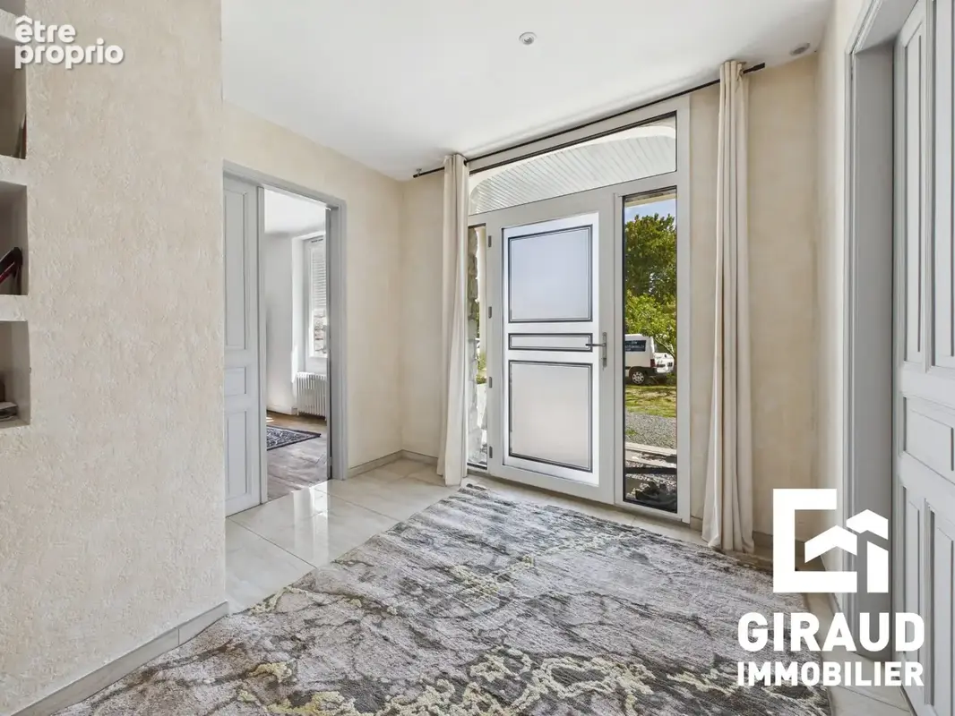 Maison 9 pièces 314 m² à vendre à Fontenay-Le-Comte (85200) - photo 2