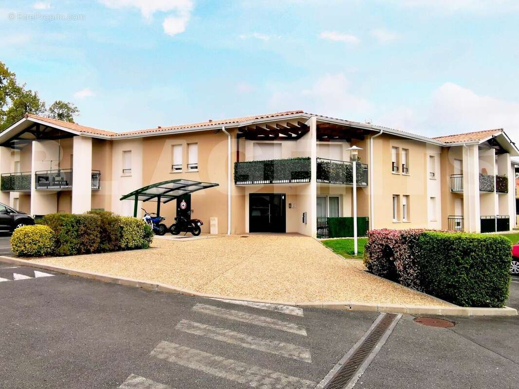 FACADE - Appartement à SAINT-YZAN-DE-SOUDIAC