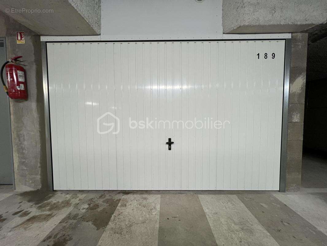 8 Box et 1 place de parking sur 167 m² + ou - - photo 3