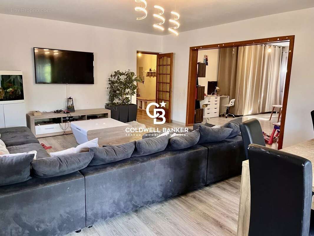 Maison de ville à vendre à Annemasse divisée en 2 appartements avec combles, sous-sol et fort potentiel locatif 74100 - photo 3