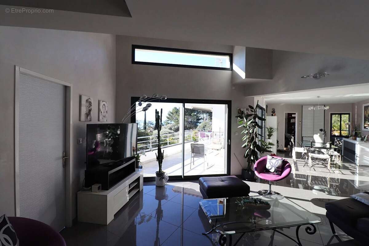 Maison à SAINT-CYR-SUR-MER