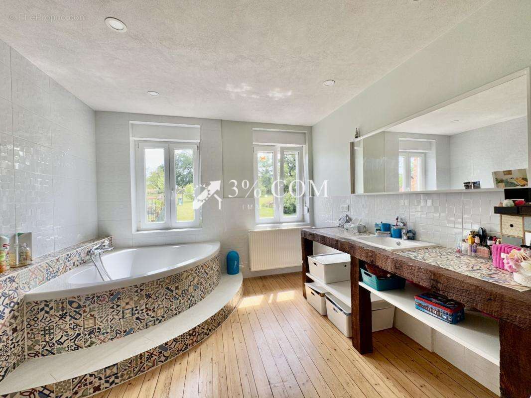 3%COM Une  grande maison rénovée avec dépendance sur 32 ares - photo 9