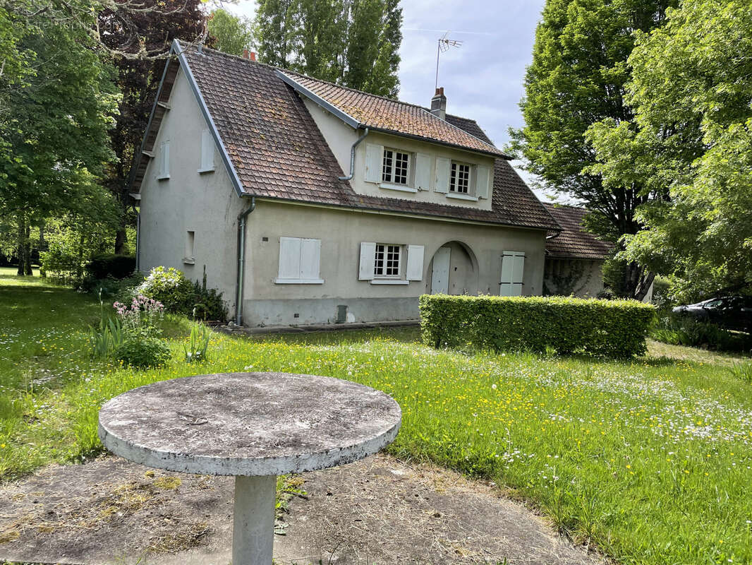 Maison à LA GUERCHE-SUR-L'AUBOIS