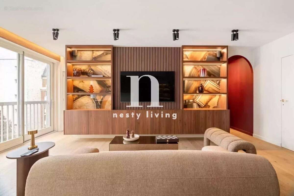 Appartement à PARIS-16E