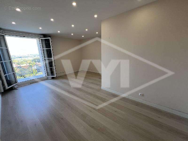 Appartement à COMBS-LA-VILLE