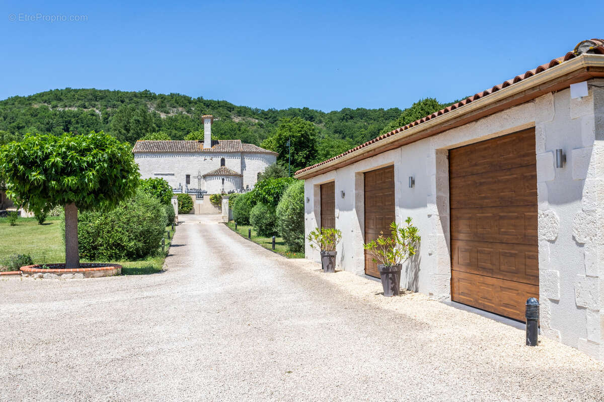 Stunning country property with guest annexes, garaging, pool and land - photo 9