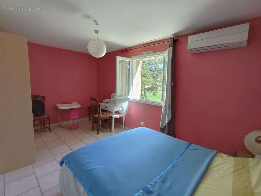 Maison à LARAGNE-MONTEGLIN