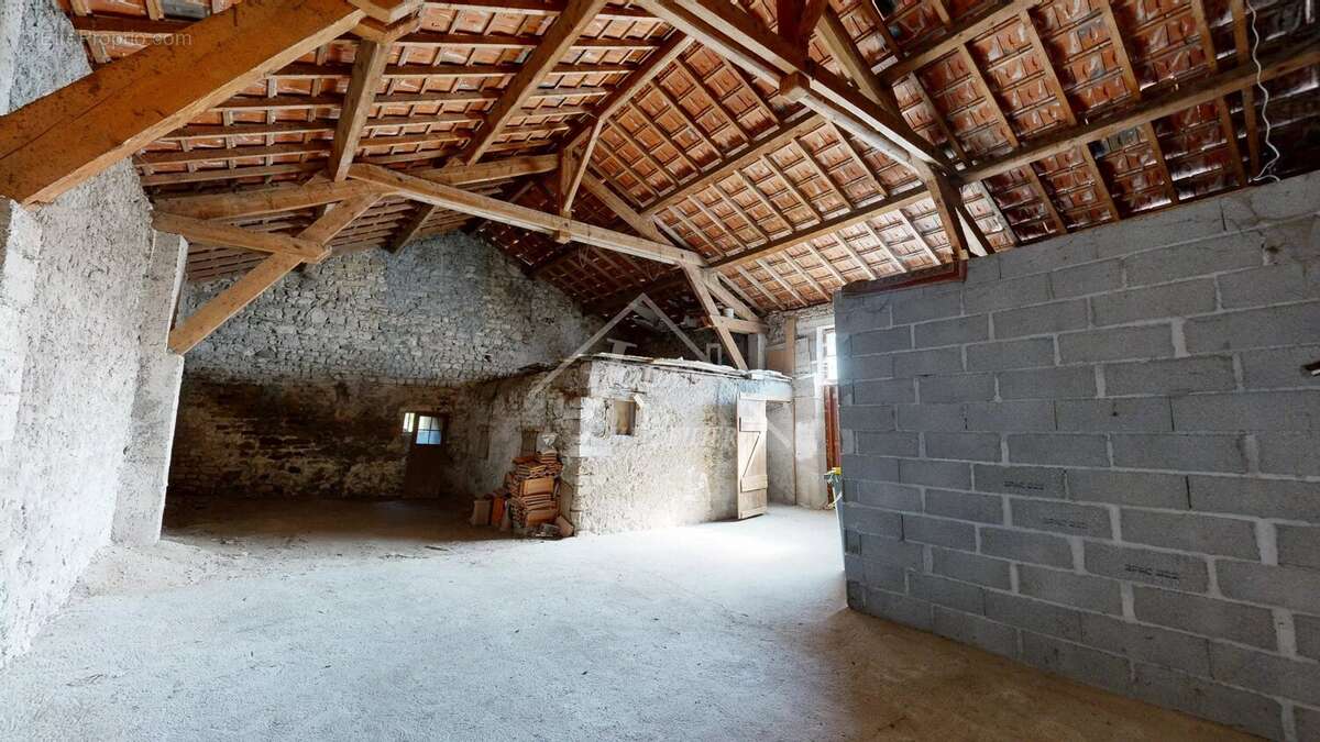 Maison à rénover avec jardin et grange - photo 10