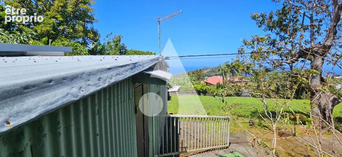 Maison T2 à rénover sur terrain de 384 m² avec vue mer - Proche du centre-ville de Petite-Île - photo 2