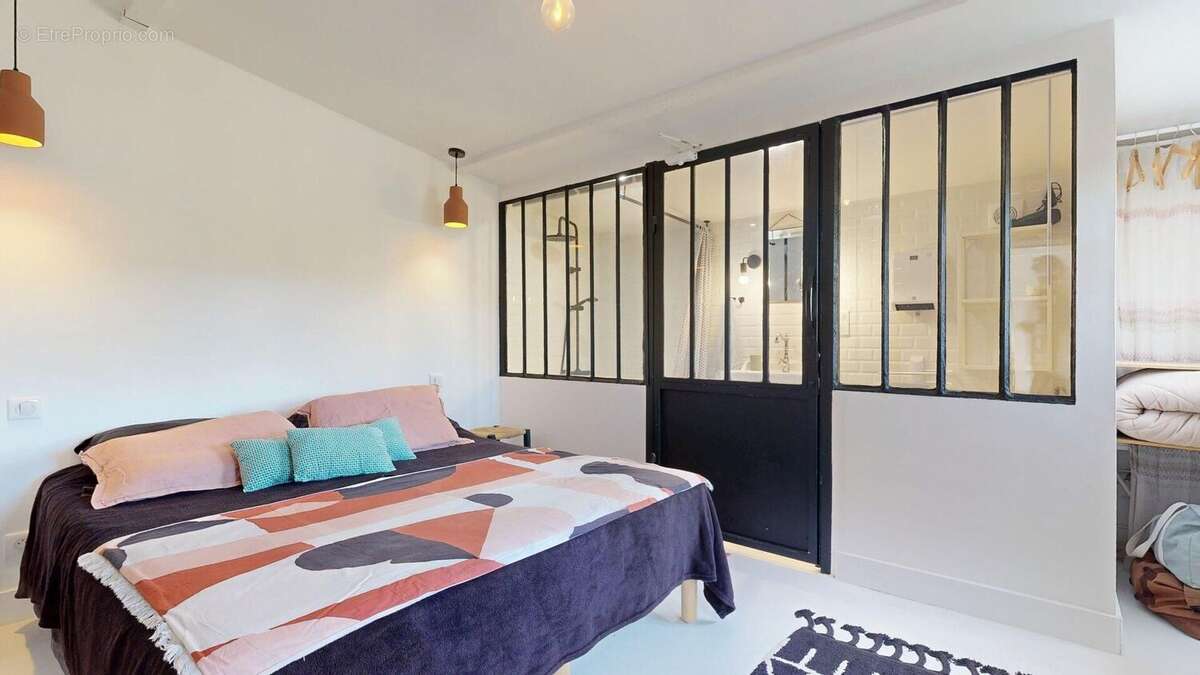 Chambre en suite  - Maison à MARCILLAC-SAINT-QUENTIN