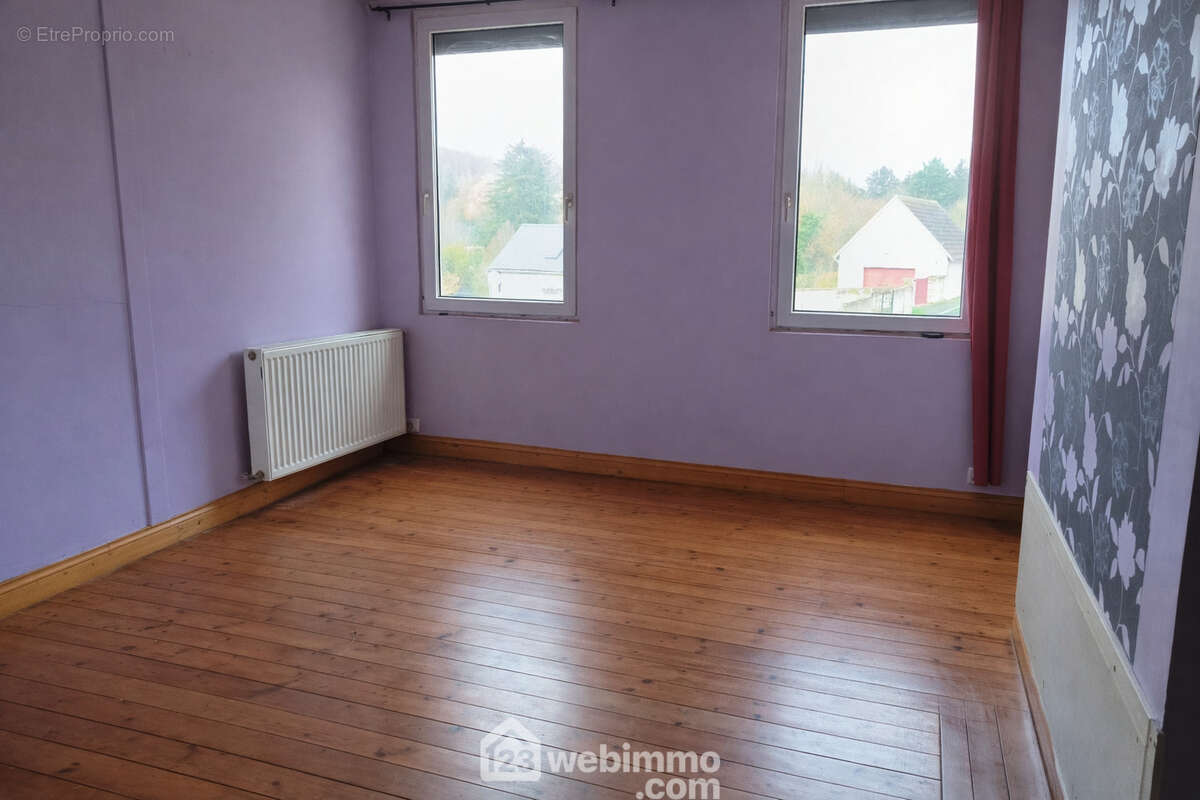 A l' étage une première chambre de 15 m² - Maison à COURCELLES-SUR-VESLES