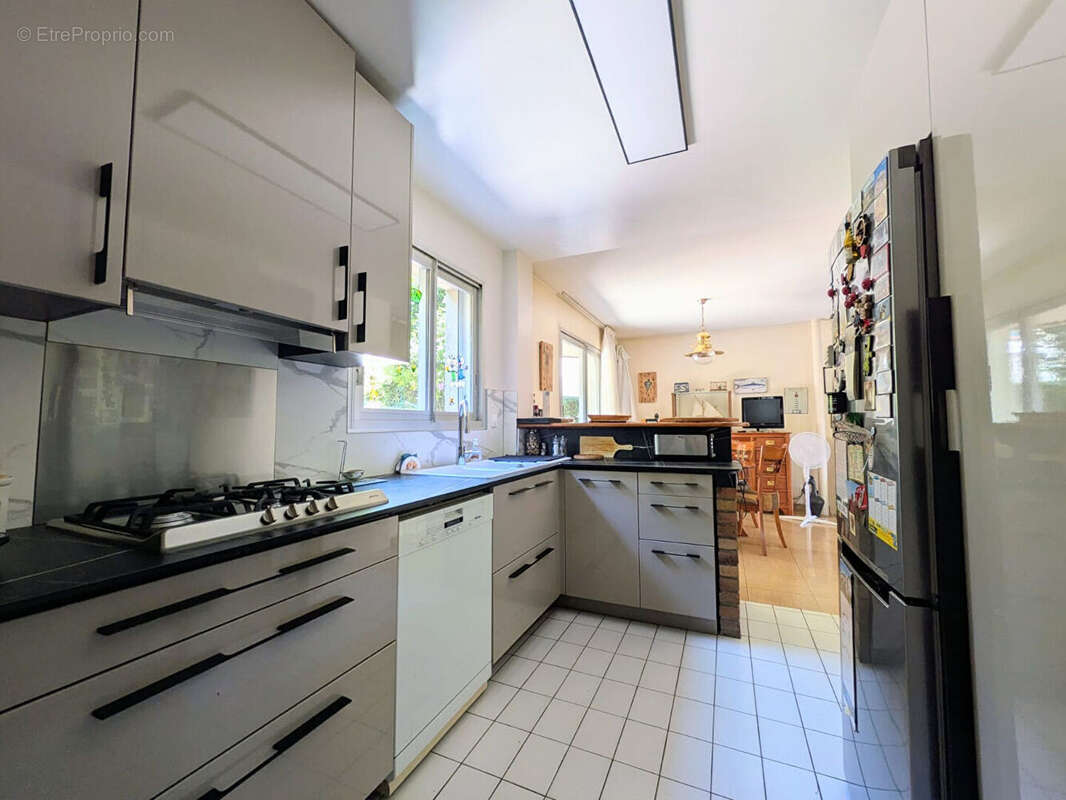 Maison d'architecte familiale de 170 m² avec jardin, terrasses et double garage dans un quartier résidentiel recherché - photo 7