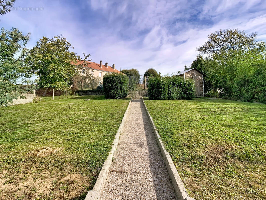 Maison à CONDE-SUR-VIRE