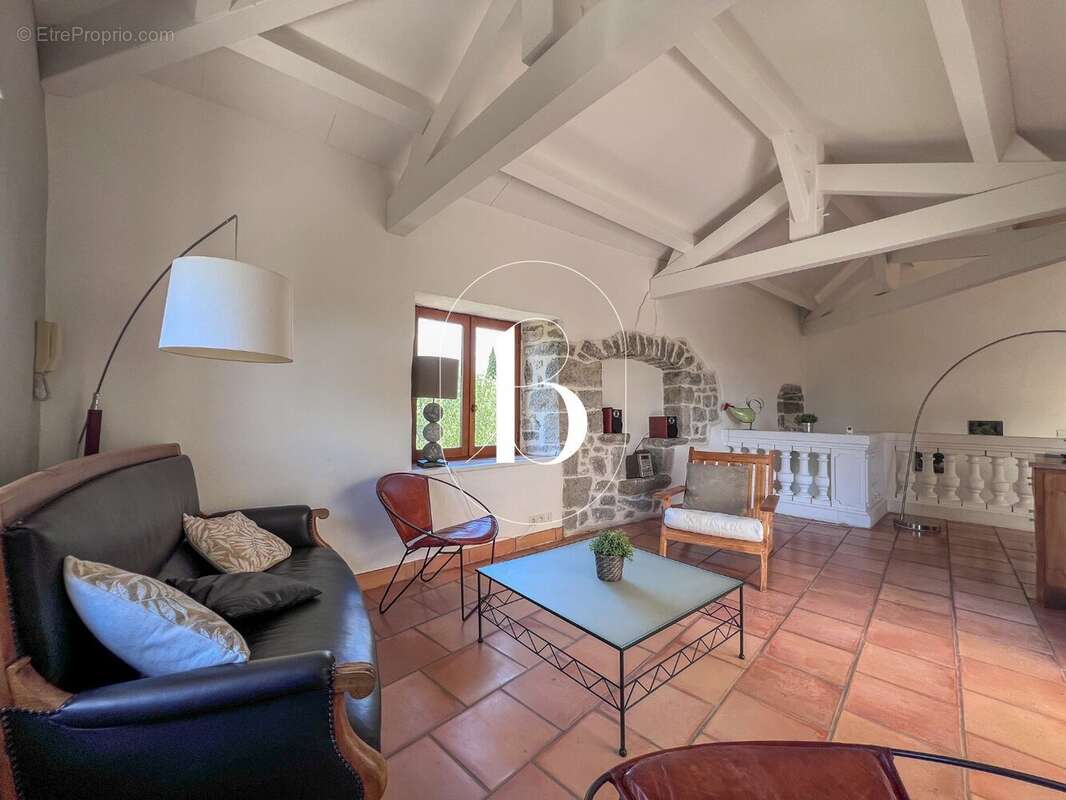Maison 350 m² à Bessas  - photo 3