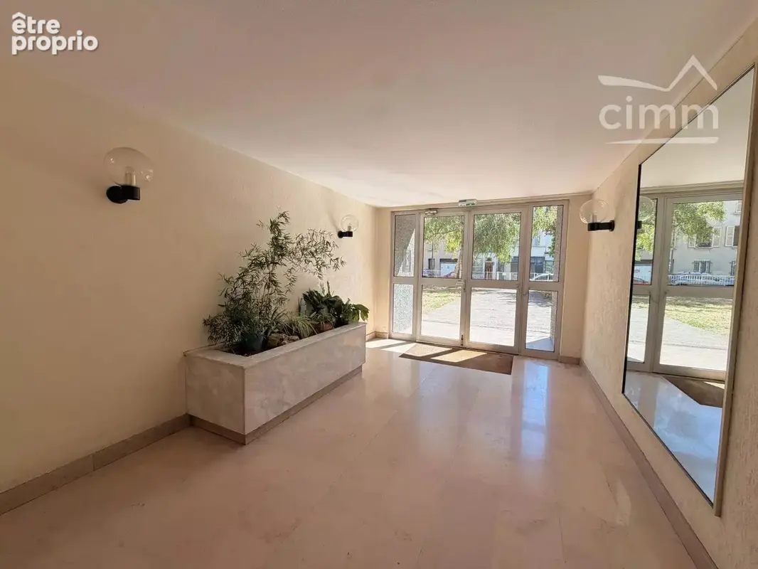 MONTREUIL — T4 de 80 m² avec beau balcon filant, vue dégagée, double parking et cave - photo 6
