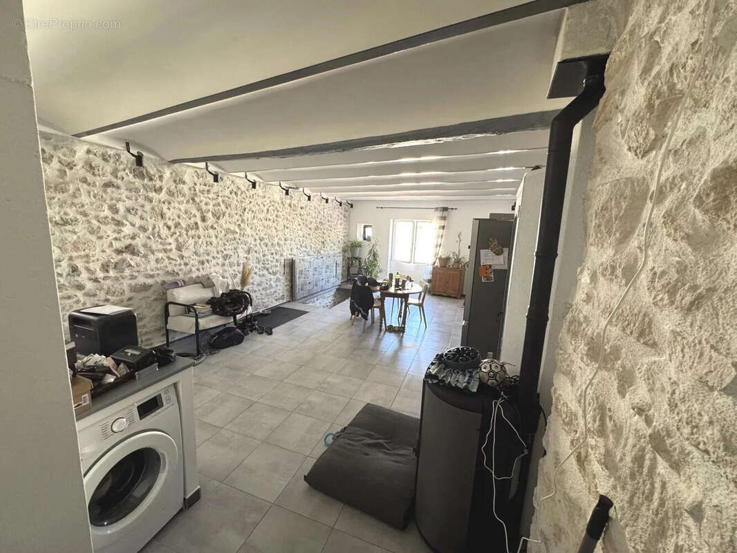 Maison à SAINT-JEAN-DE-MARUEJOLS-ET-AVEJAN