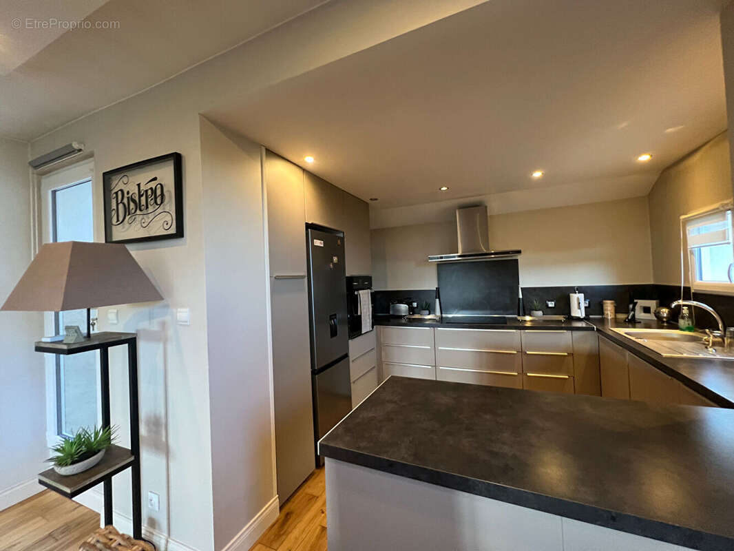 Maison entièrement restaurée avec vue exceptionnelle sur les hauteurs. - photo 9