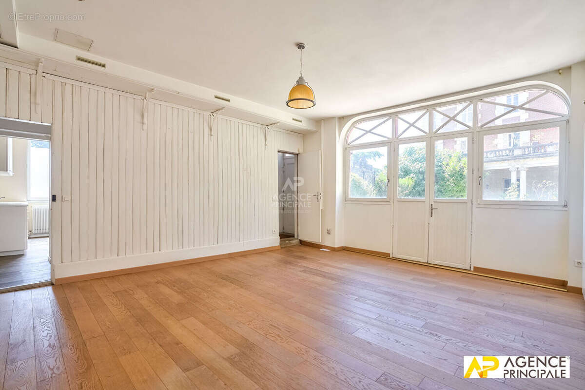 Maison à LE MESNIL-LE-ROI