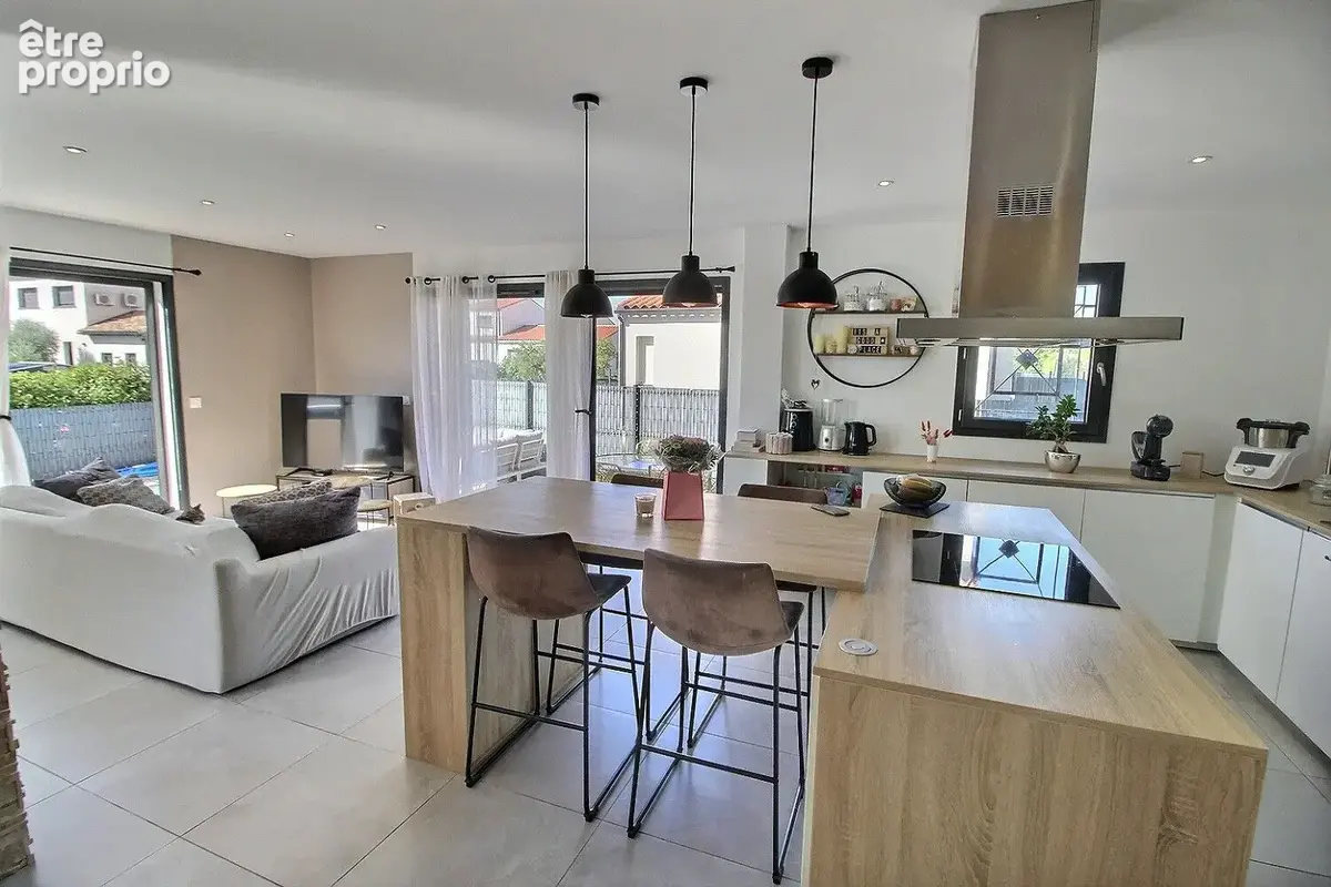 A vendre  claira villa f4  contemporaine sur terrain 3 faces avec piscine. - photo 3