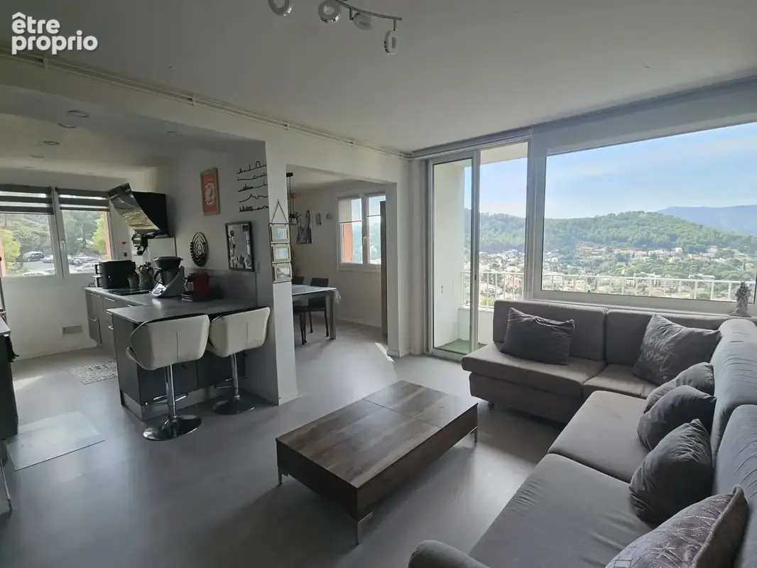 La Rouvière. Appartement T4/T5 de 86 m² en étage élevé avec triple exposition, vue mer et collines. - photo 1