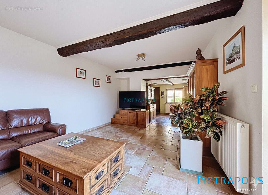 Aménagement virtuel avec murs peints en blanc - Maison à SAVIGNEUX