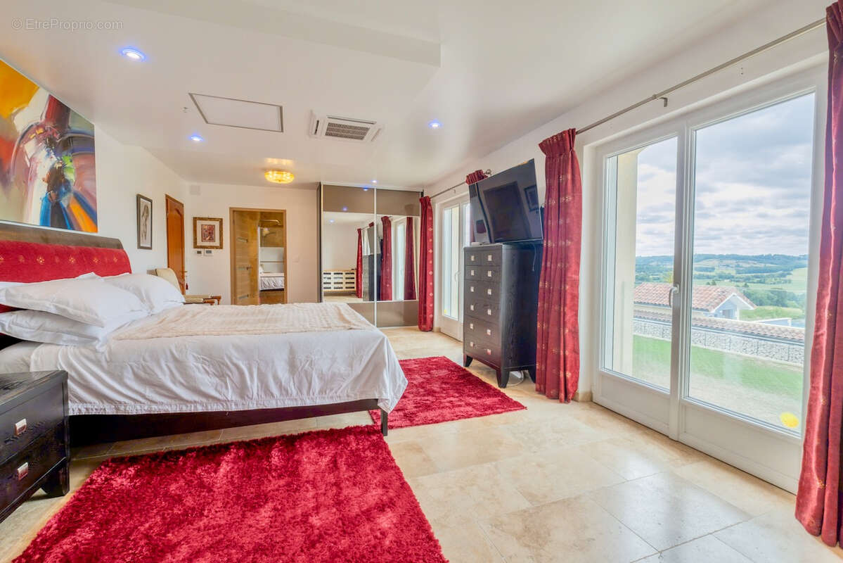 Maison de prestige d'environ 423m2 avec vue panoramique, piscine, gîte indépendant de 80m2 et prestations haut de gamme dans le  - photo 12