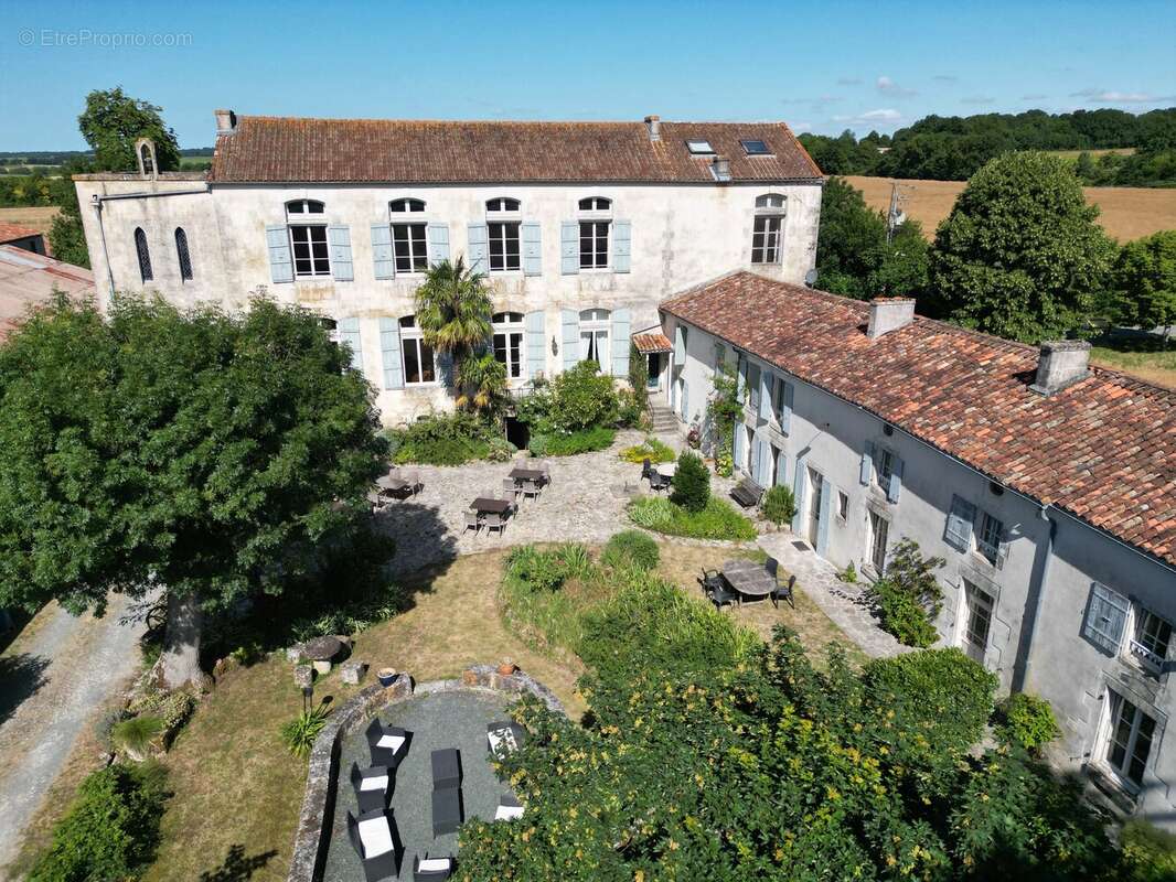 Superbe manoir, chapelle et 7 gîtes en bordure d'un village animé - photo 2