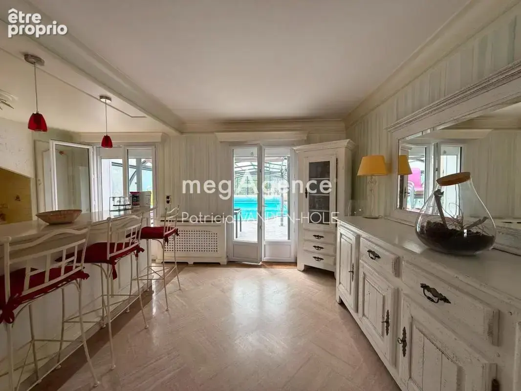 Villa avec piscine couverte à 1h de Paris , vendu avec le mobiliers , prestations récentes - photo 5