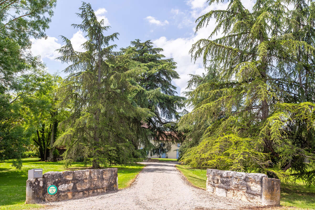 Maison de campagne avec annexes, 3 x piscines et vue - photo 2
