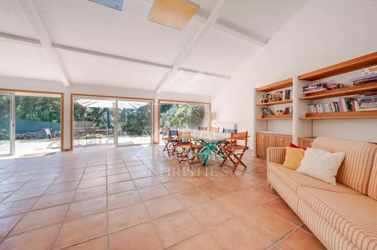 Maison à SAINT-CYR-SUR-MER