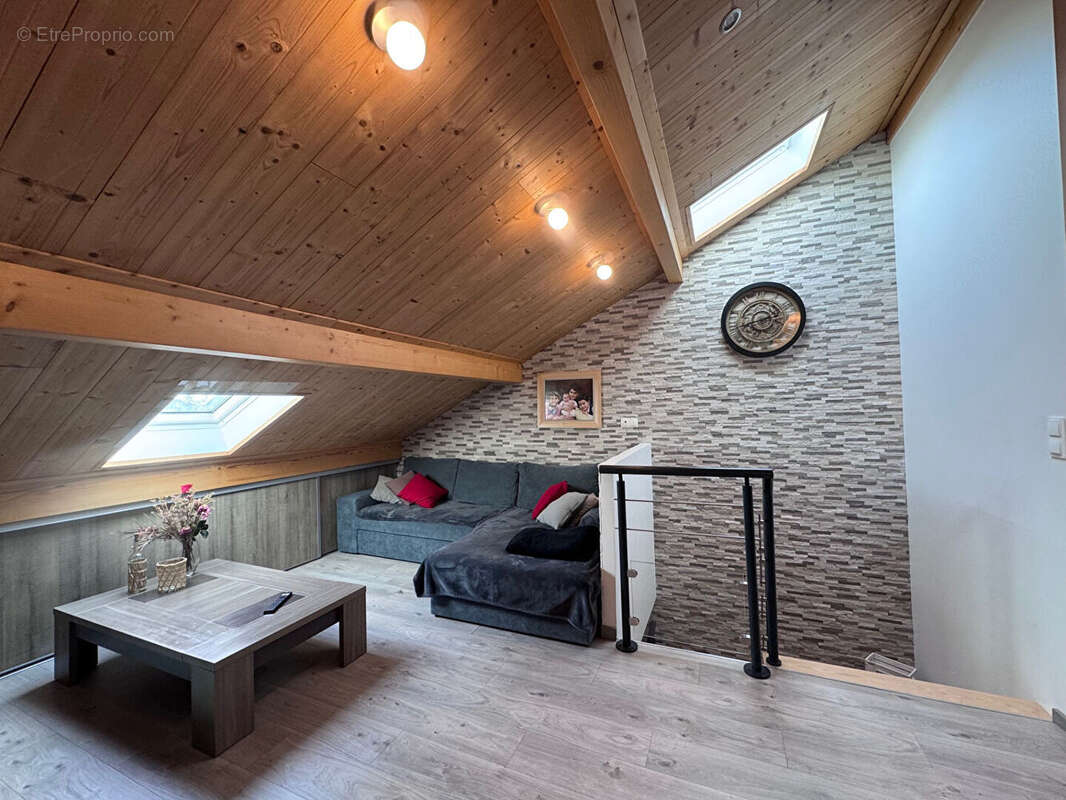 Appartement de caractère de 65,70 m² avec terrasse et garage ! Etalans - photo 2