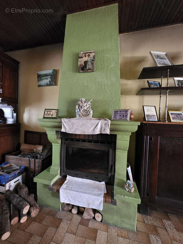 Cheminée apportant charme et chaleur à l?espace de vie - Maison à CORMICY