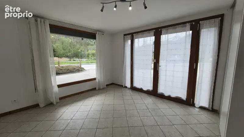 Allemond - local commercial avec garage - photo 2