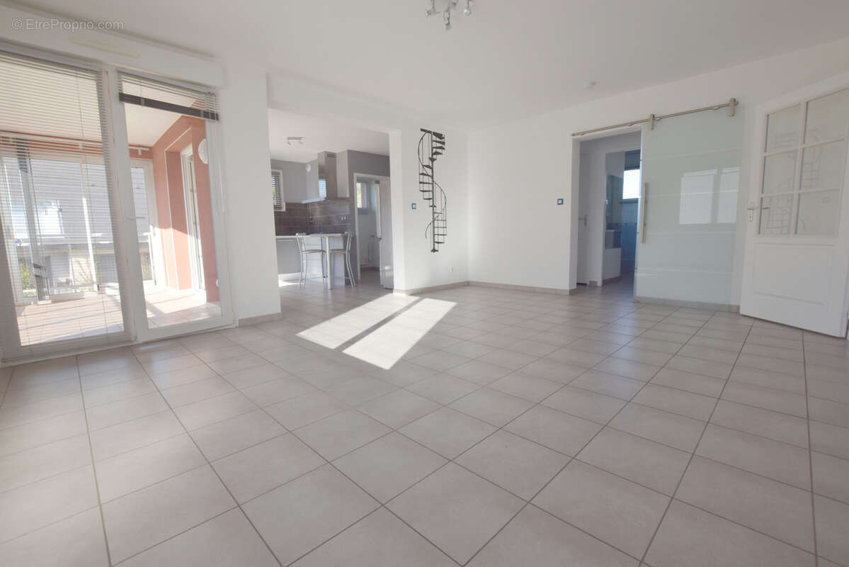 Appartement à GRAND-CHARMONT