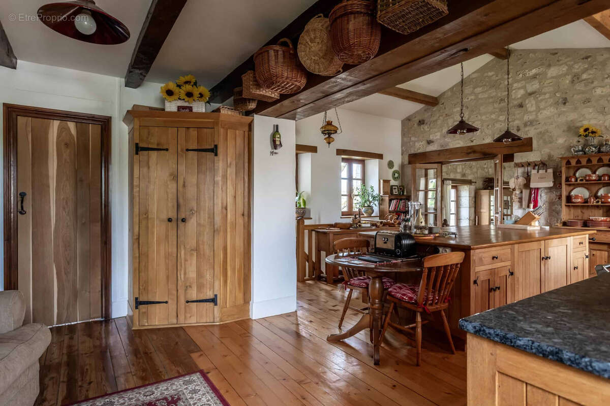 Maison de campagne avec piscine, dépendances, grange, terrain. - photo 19