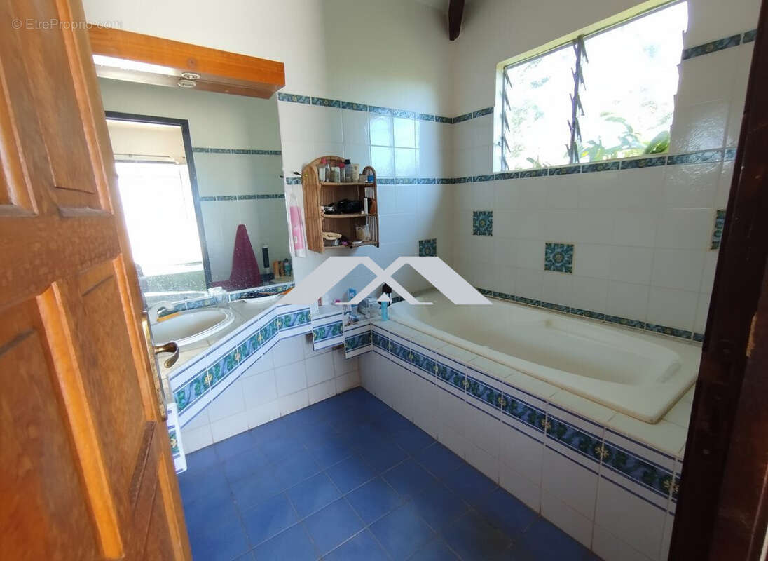 SUITE PARENTALE - SALLE DE BAIN - Maison à LA POSSESSION