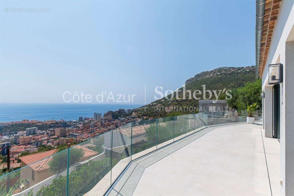 Villa contemporaine de 256 m² avec vue panoramique sur Monaco, piscine et cinq suites - photo 2