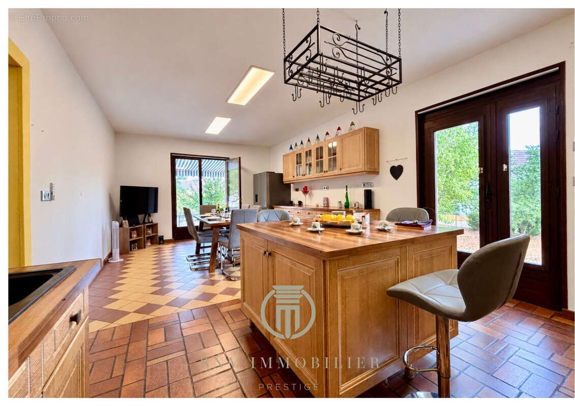 Grande propriété familiale de 357 m2 avec sous-sol de 300 m2 et potentiel de division, à 15 min de Paray-le-Mo - photo 3