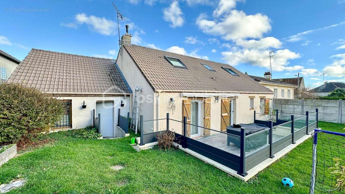 Maison à CLOS-FONTAINE