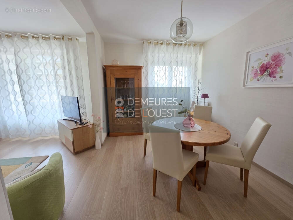 Appartement T2 - 63,50 m2 - 1 chambre - grand balcon - cave - un parking abrité - photo 7